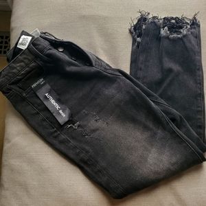 Size 3 high rise black wash crop jeans.